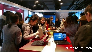 图4:同学们体验联想最新的PC产品