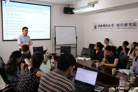 图1:伟德网址下载app龙马奋进“财经·格致”研究生学术论坛第九讲在图配楼314会议室举行