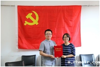 图2:车舜嘉老师向徐鹏程同学颁发优秀党员证书