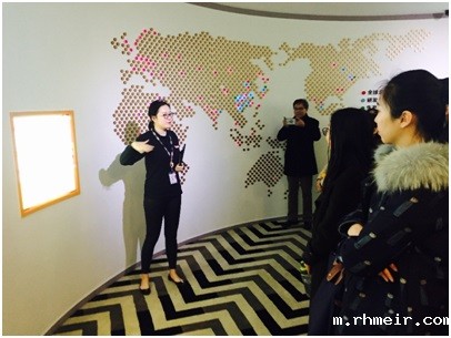 图3:讲解员为同学们介绍联想发展史