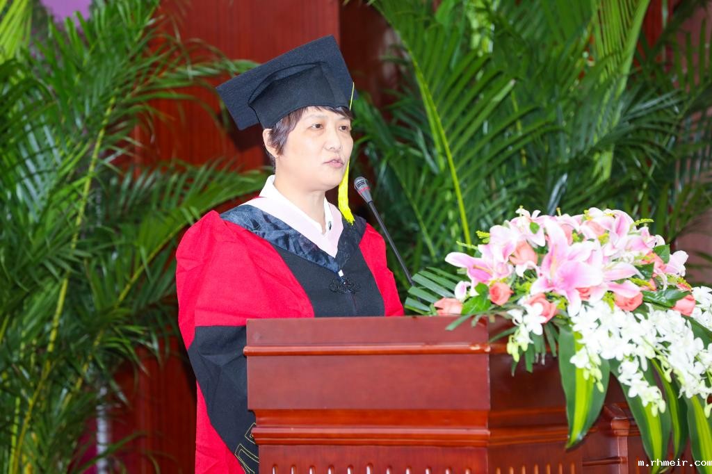 图1:导师代表陈灵研究员在2019届毕业典礼上发言