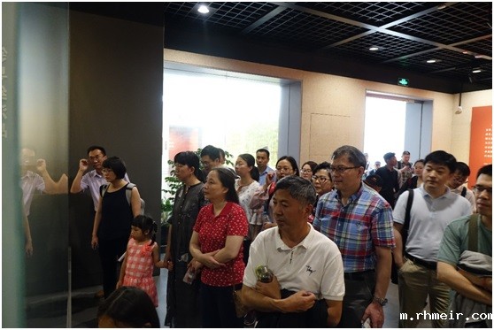 图2:伟德网址下载app教工党员参观中共一大会址