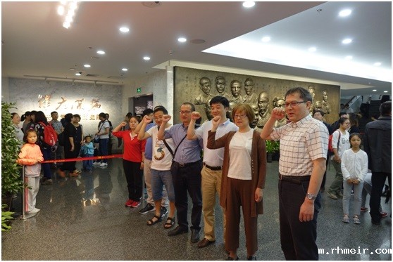 图3:伟德网址下载app教工党员一起面对党旗庄严宣誓