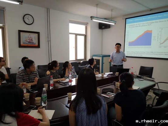 图2:英国伦敦大学学院(UCL)巴特莱特建设与项目管理学院讲师米志付博士作主题为“中国经济新常态下的碳排放趋势”的演讲