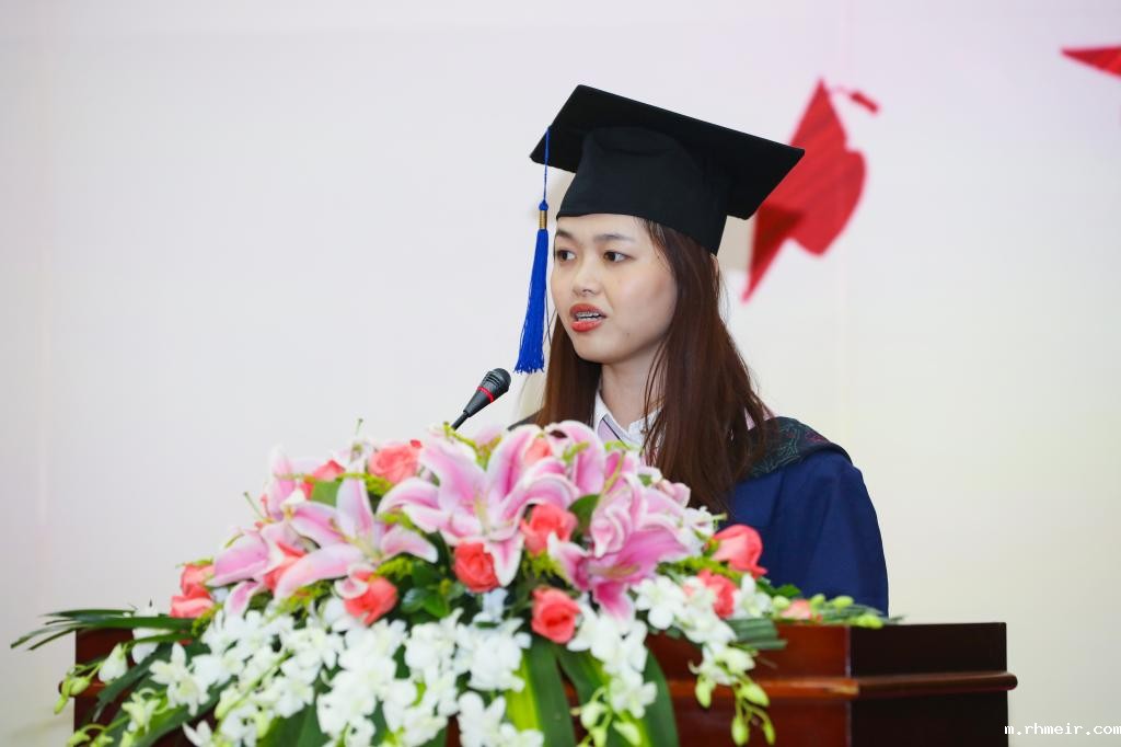 图1:2019届硕士毕业生代表黄慧华在毕业典礼上发言